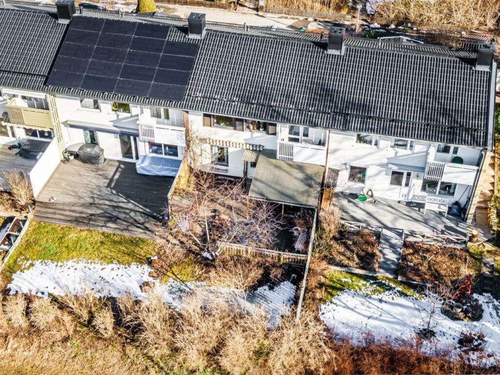 Nymålat trapphus i flerbostadshus. Saltsjöbaden Garvkroken Nacka