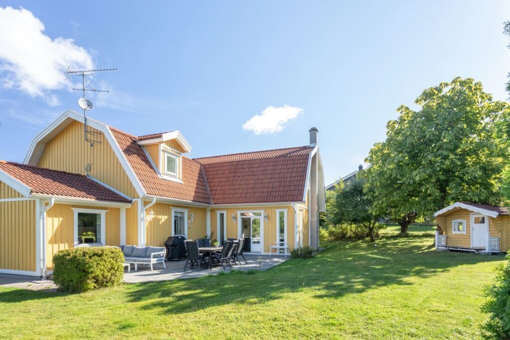 Målning av garage intill villa. Tyresö Nyfors