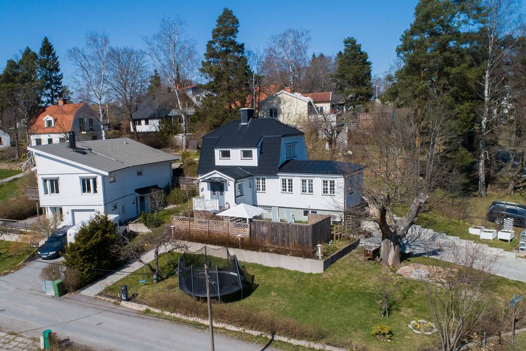 Målning av husgavel villa & Fasadtvätt. Stuvsta Huddinge